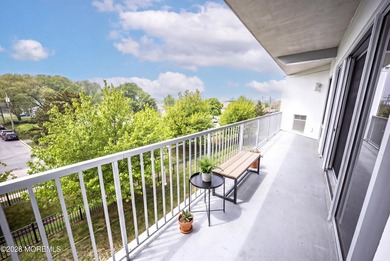 Just in time for summer! Fully renovated. Nothing to do but - photo 17
