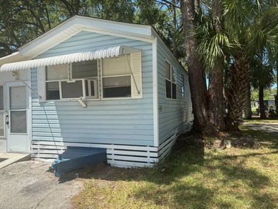 COME TO SUNNY FLORIDA AND OWN A BIT OF PARADISE! This 1-Bedroom - photo 2