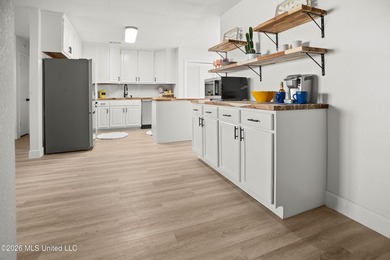 Welcome to a beautifully renovated 4-bedroom, 2-bath residence - photo 6