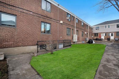 Rare Bayside Offering with Private Basement & Separate Entrance - photo 3