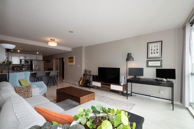 Welcome to InterUrban! This bright northwest corner home offers - photo 6