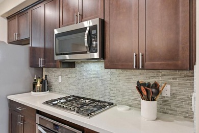 Contemporary Townhome Style Condo in highly sought-after - photo 4