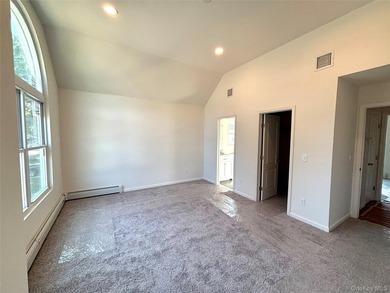 Beautifully appointed, newly constructed home with 4 sunny - photo 11