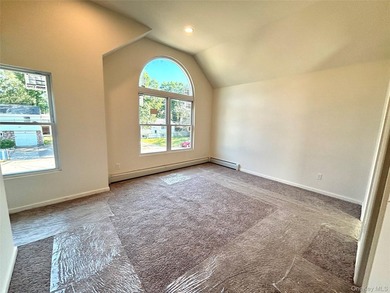Beautifully appointed, newly constructed home with 4 sunny - photo 15