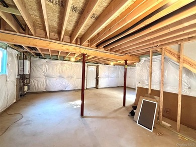 Beautifully appointed, newly constructed home with 4 sunny - photo 17