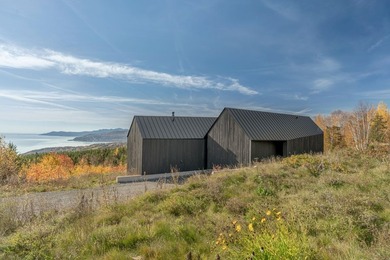 Les Rorquals. Cette maison de style rustique, aux lignes epurees - photo 3