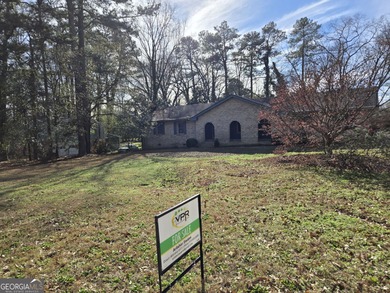 Private all brick ranch within the city limits of Snellville. 4