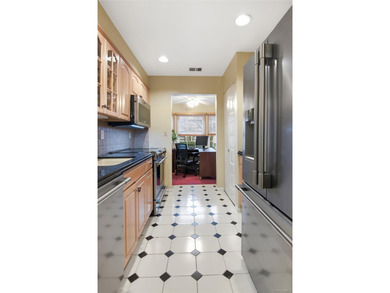 Welcome to this beautifully maintained 3-bedroom, 2.5 bath condo - photo 18