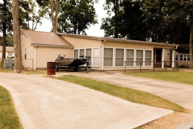 (private lake, pond, creek) Home For Sale in Tiptonville Tennessee