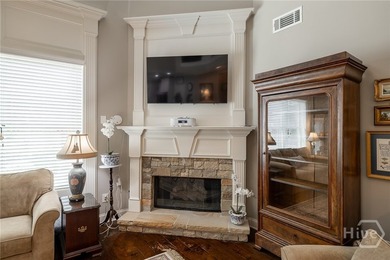 Beautiful home in highly-desirable Rowan Oak Courtyard, a - photo 13