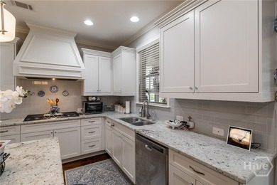 Beautiful home in highly-desirable Rowan Oak Courtyard, a - photo 16