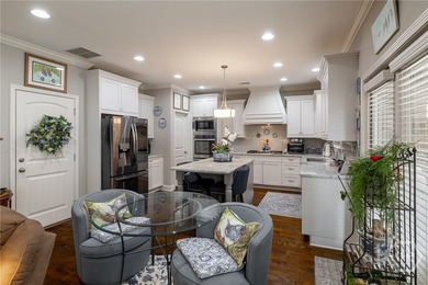 Beautiful home in highly-desirable Rowan Oak Courtyard, a - photo 17
