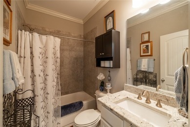 Beautiful home in highly-desirable Rowan Oak Courtyard, a - photo 22