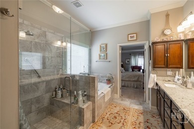 Beautiful home in highly-desirable Rowan Oak Courtyard, a - photo 32
