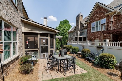 Beautiful home in highly-desirable Rowan Oak Courtyard, a - photo 39