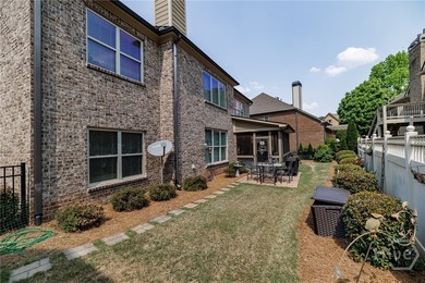 Beautiful home in highly-desirable Rowan Oak Courtyard, a - photo 42