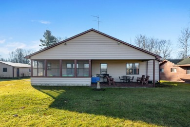 This 2 bedroom 1 1/2 bath home on Scott Lake has so much to - Lake Home For Sale in Bangor, Michigan