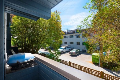 Welcome to this beautifully updated south-facing 1-bedroom home - photo 9