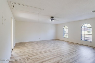 Spacious 3-bedroom, 2-bath home freshly updated and move-in - photo 6