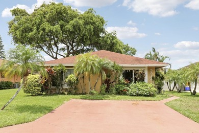 Welcome to this charming 3-bedroom, 2-bathroom villa situated in - photo 1