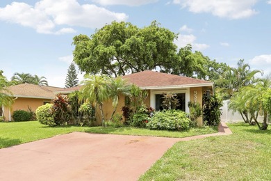 Welcome to this charming 3-bedroom, 2-bathroom villa situated in - photo 2