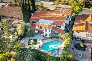 Custom built home perched high in Glendale's highly sought-after - photo 2