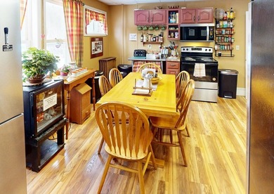 Retreat To Renowned Historic Bed & Breakfast, Vermilion Park Inn - photo 6