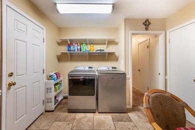 Charming 3 Bedroom Farmhouse on 1 Acre with additional covered - photo 18