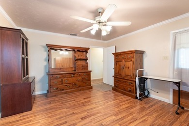 Charming 3 Bedroom Farmhouse on 1 Acre with additional covered - photo 28