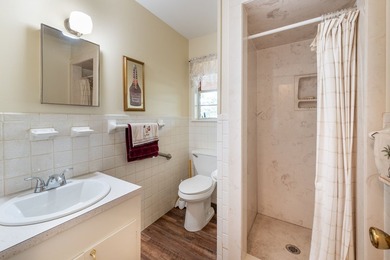 Charming 3 Bedroom Farmhouse on 1 Acre with additional covered - photo 29