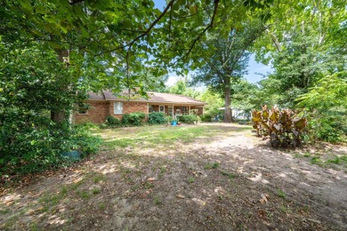 Charming 3 Bedroom Farmhouse on 1 Acre with additional covered - photo 32