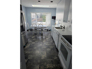 Welcome to this beautifully maintained 5 bedroom , 4 bathroom - photo 3