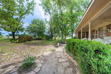 Charming 3 Bedroom Farmhouse on 1 Acre with additional covered - photo 33