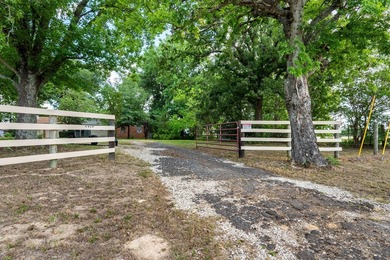 Charming 3 Bedroom Farmhouse on 1 Acre with additional covered - photo 38