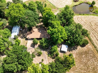 Charming 3 Bedroom Farmhouse on 1 Acre with additional covered - photo 40