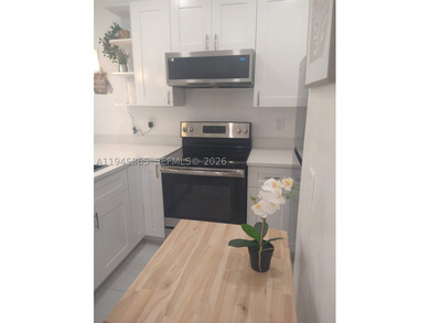 Amazing location, stop looking!! Investment property or ready to - photo 2