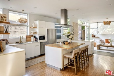 Modern Venice living with clean architectural lines and abundant - photo 8