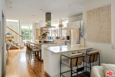 Modern Venice living with clean architectural lines and abundant - photo 9