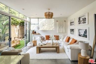 Modern Venice living with clean architectural lines and abundant - photo 10