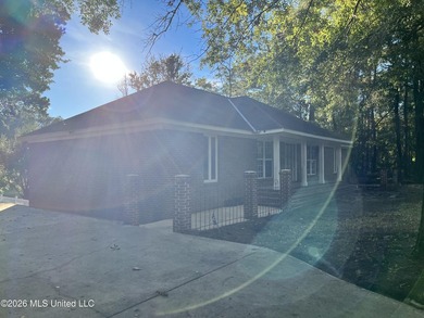 Spacious home in quiet neighborhood. Needs a bit of TLC but - photo 2