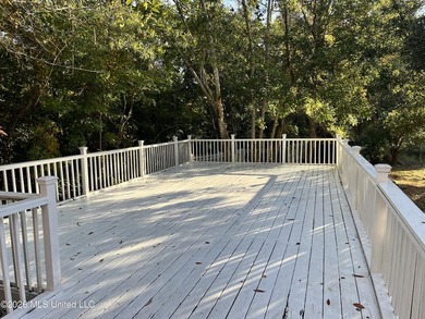 Spacious home in quiet neighborhood. Needs a bit of TLC but - photo 9