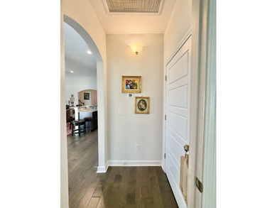 Welcome to this spacious and beautifully maintained 3-bedroom - photo 13