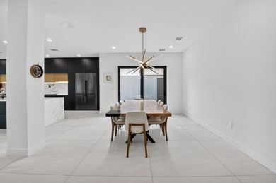 This uniquely customized Maldives model is a one-of-a-kind - photo 9