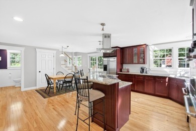 Beautifully renovated antique farmhouse offering the perfect - photo 12