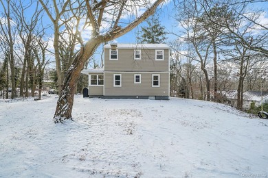 This cute and cozy Farmhouse sits high on a hill on 1.14 acres - photo 6