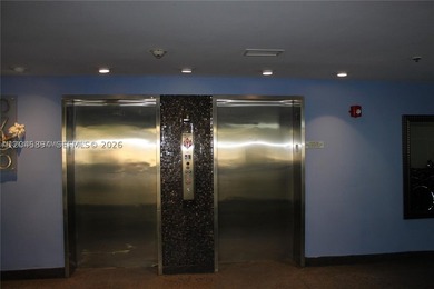 Beautiful penthouse condo with a view to the Biscayne Bay and - photo 3