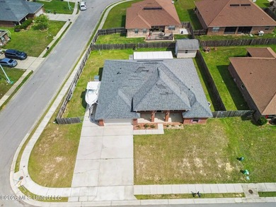 Welcome to 18028 Canal Landing Drive in Canal Crossing! This - photo 3