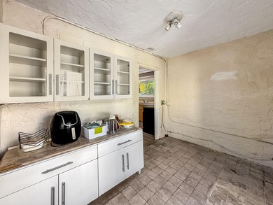 FANTASTIC OPPORTUNITY! Spanish Mission style home with Guest - photo 21