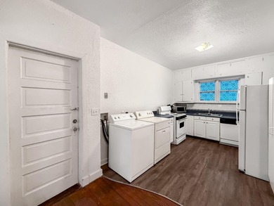 FANTASTIC OPPORTUNITY! Spanish Mission style home with Guest - photo 42