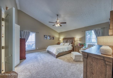 ONE LEVEL LIVING. Welcome to this beautifully maintained home - photo 5